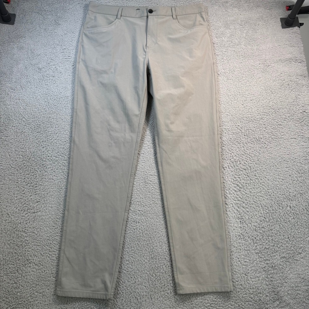 Vuori Mens Meta Pant Light Grey 100% Polyester Performance Chinos Size 36x31